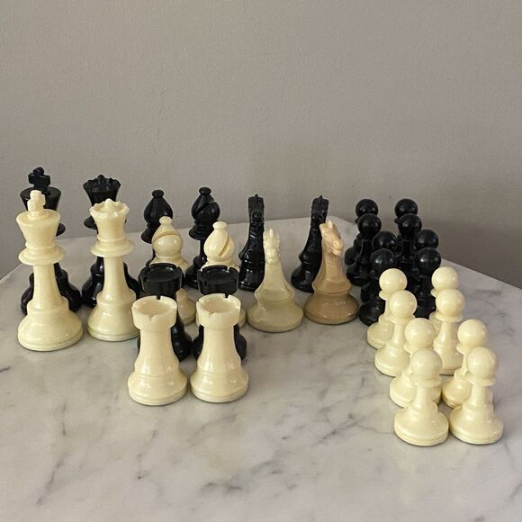 Vtg Chess Pieces 32 in total mixed Black & Natural off white Pieces Felt Bottoms - Picture 6 of 9